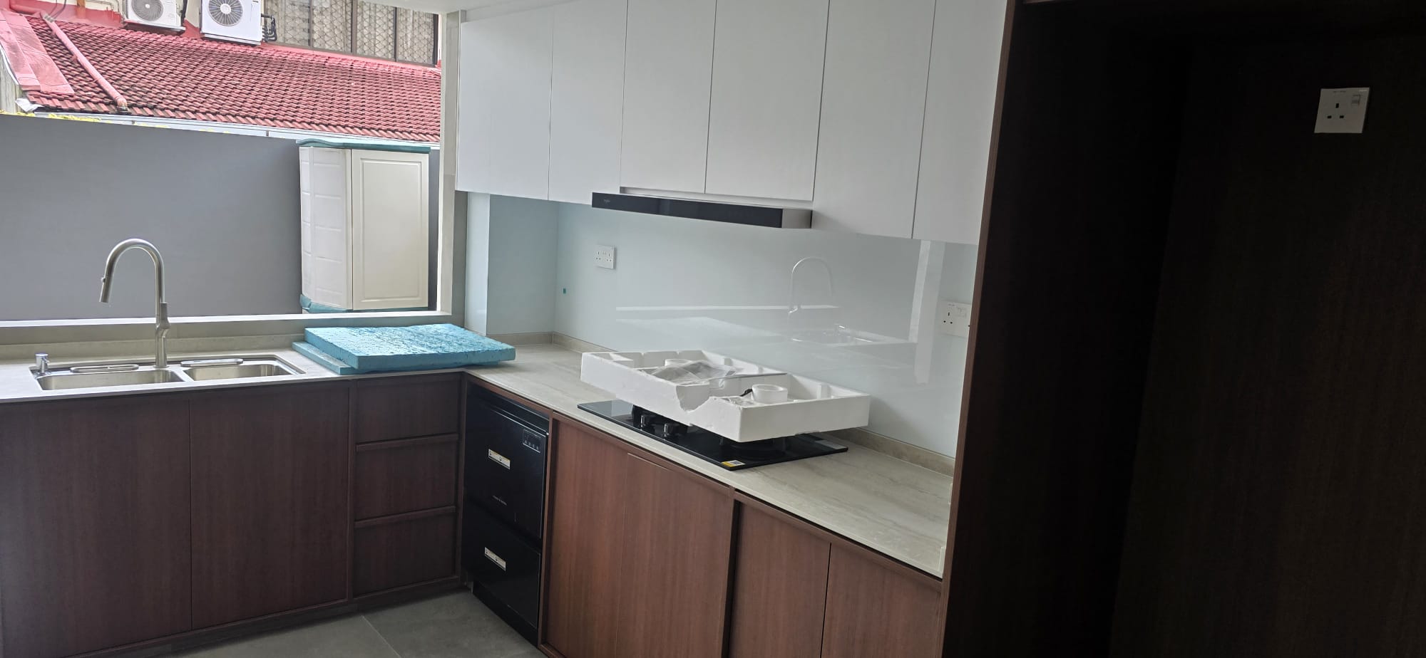 Kitchen island with concrete-look worktop
